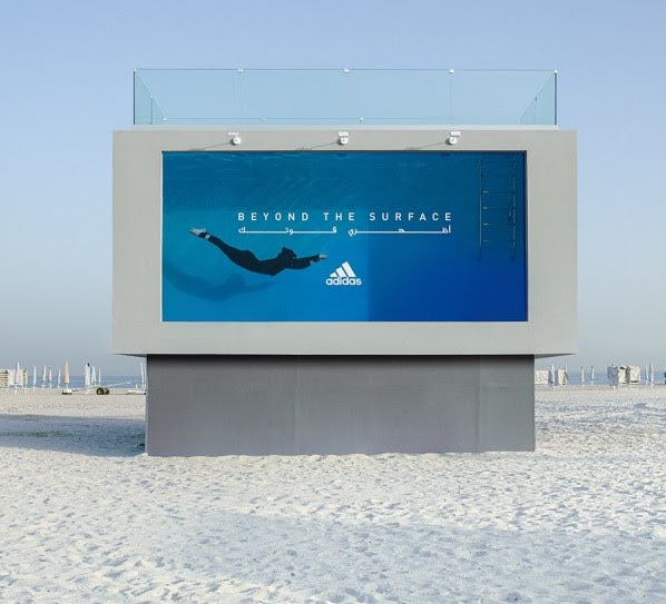 옥외광고가 수영장 변신?  아디다스, 세계 최초 액체 광고판