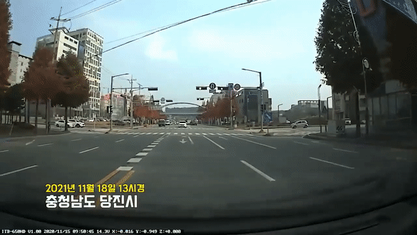 좌회전 신호를 받고 출발한 차량과 신호 무시하고 부딪힌 오토바이