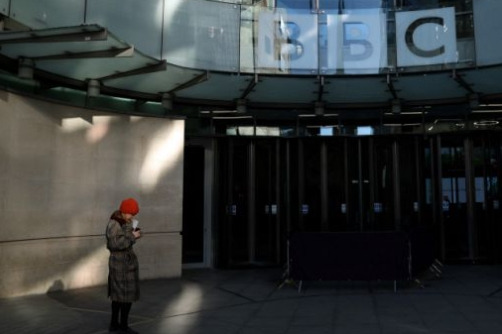 영국 정부 BBC 수신료 2년간 동결 결정