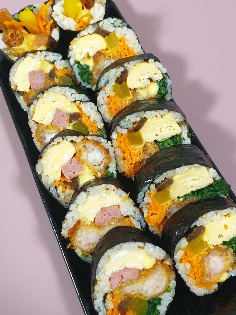 소스까지 넣어 더 맛있는 새우 튀김 김밥 만들기
