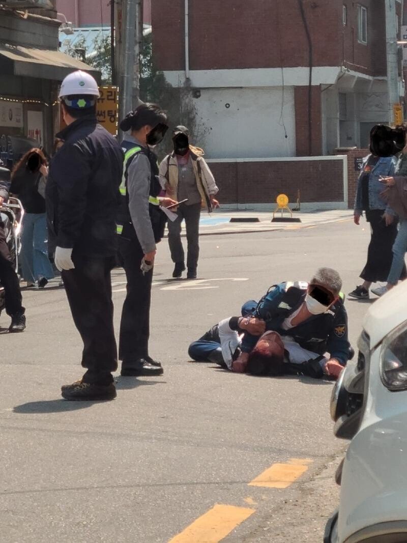 일본 경찰 일본 여경의 범인 진압과 K국 한국 경찰 한녀 여경의 범인 진압