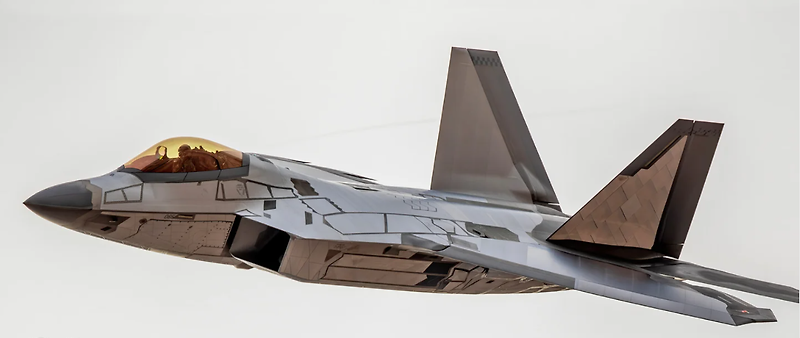 거울과 같은 코팅을 한 F-22 Raptor - 2021.11.20