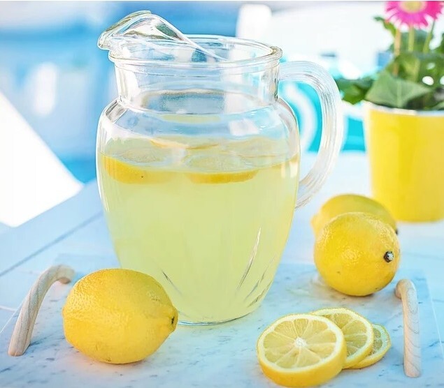 레몬물 효능 아침에 레몬 물을 마시면 생기는 몸의 변화 6가지