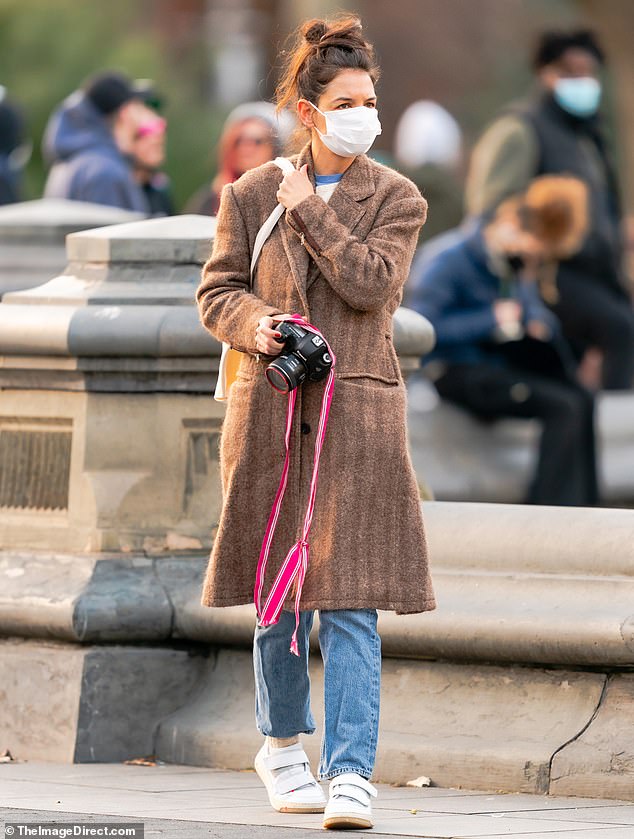 케이티 홈즈는 모직 코트를 입고 그녀의 카메라에 겨울의 뉴욕을 담는다.