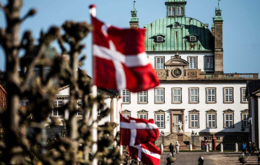 덴마크가 유럽에서 최초로 COVID 관련 규제를 해제했습니다.