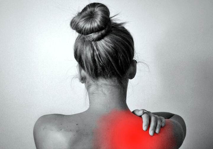 어깨 통증을 경험하는 사람들을 위한 자세 교정과 운동 요법