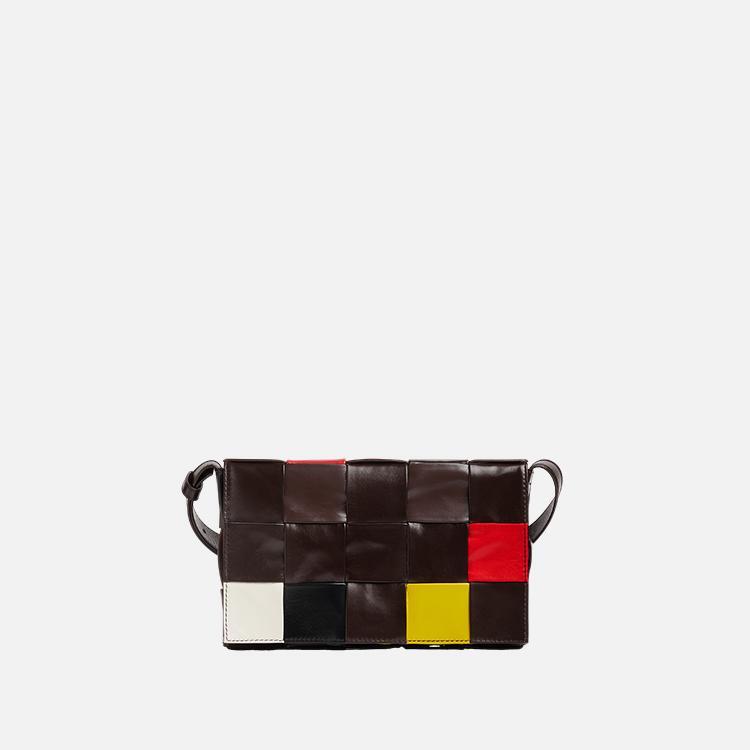 보테가베네타 멀티컬러 카세트 메신저백은 다양한 컬러와 패턴이 조합된 독특한 디자인의 가방입니다.  review