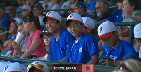 제 68회 리틀 야구 월드 시리즈 결승전에서 한국 유니폼을 입고 한국팀을 응원하는 일본 리틀 야구 선수들
