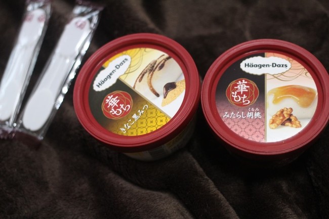 미국의 아이스크림 브랜드 하겐다즈의 일본 한정판 콩가루 흑꿀 아이스크림과 미타라시 호두 아이스크림
