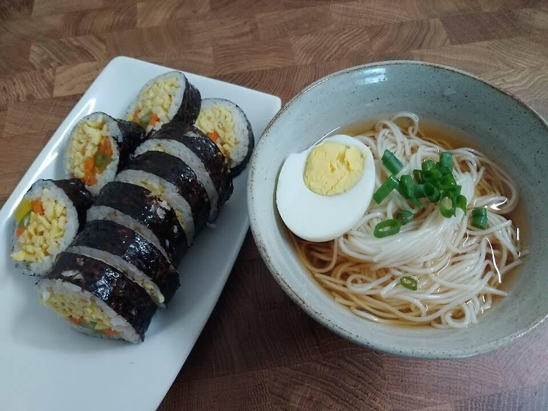 냉소면과  달걀폭탄김밥 그리고 매운어묵김밥