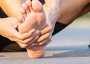 발바닥 통증 및 발 뒤꿈치 통증 족저근막염 및 스트레칭 방법 입니다.