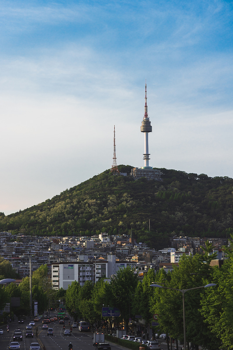 서울 가볼만한곳, 이태원, 녹사평육교에서 본 남산타워