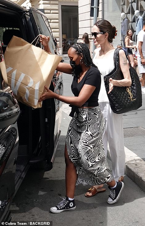 젤리나 졸리는  올해 17세의 딸 자하라와 손을 잡고, 로마에서  'Zara 자라' 샵에서 쇼핑을 하고 있다.