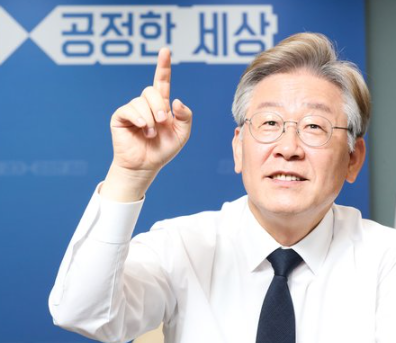 이재명 후보가 김혜경씨의 법인카드 의혹에 대해서 다소 바뀐 입장을 보였습니다.