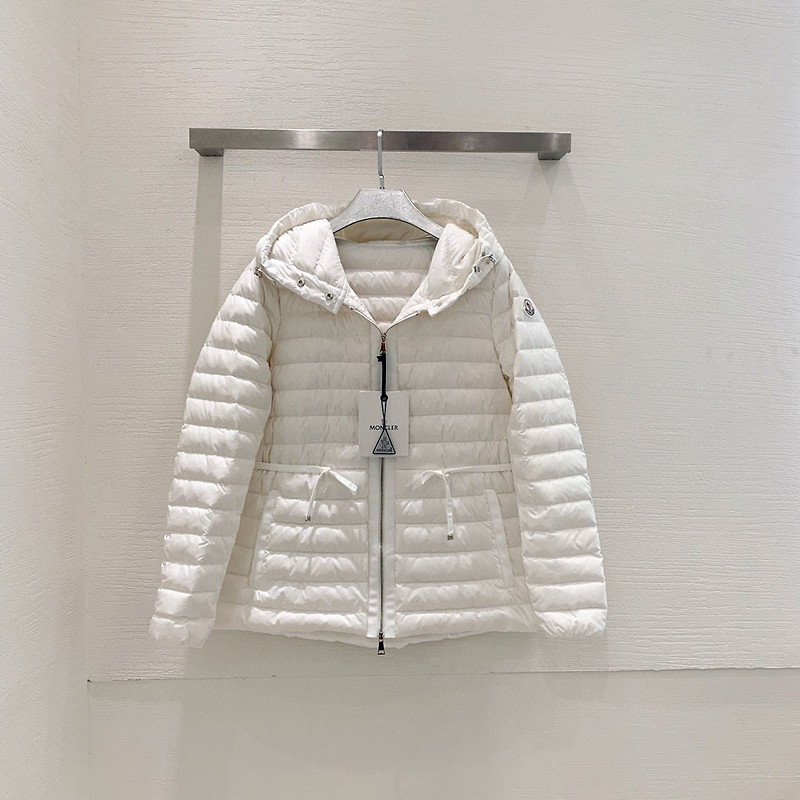 [리밋플] 몽클레어 Raie 라이에 다운 패딩 재킷은 겨울철 필수 아이템 중 하나입니다.