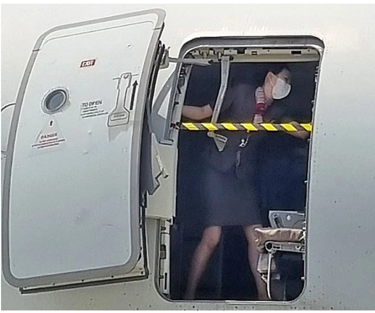하이힐 신고 아시아나 항공기 사고 비상구 온몸으로 막은 여자 승무원 사진