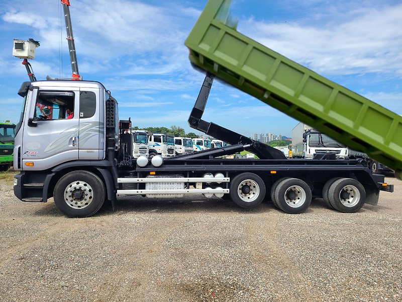 쓰리축암롤 저상암롤트럭 롱덤프대용 구반 9.5톤 2016년식  12.4톤 저상덤프암롤  농기계운반용이나 중장비운송용 평판암롤덤프 사용가능
