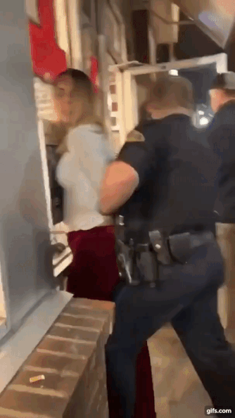 ㅎㅂ) 체포하는 경찰에 반항하는 여자.......gif