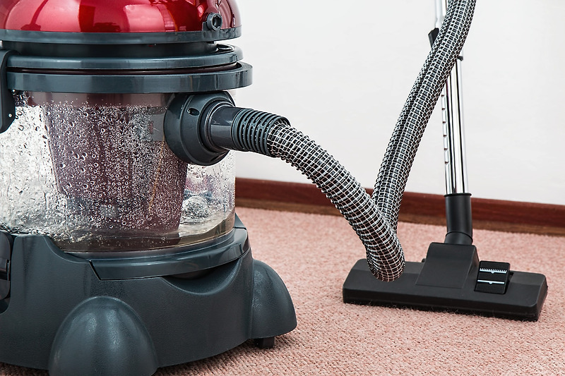 진공 청소기가 집안에 먼지를 뿌리고 있다면?