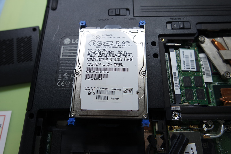 R410-K.A242K 분해 후 SSD 업그레이드 작업