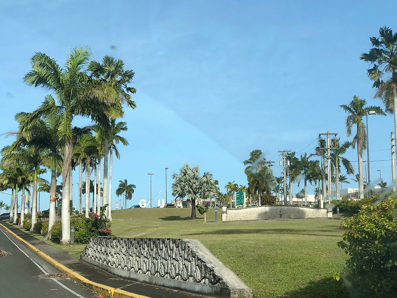 괌 공항 앞에 있는 GUAM 조형물