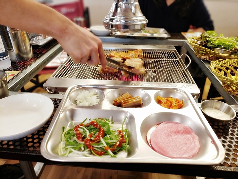 캠핑 콘셉트의 춘천 애견동반식당 '콧닭고 숯불닭갈비'