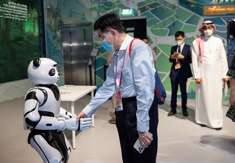 UBTECH 판다 로봇, '2020 두바이엑스포'에서 중국관을 찾은 관람객들의 눈길 사로잡아