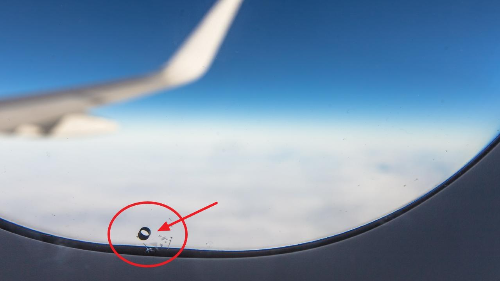 비행기 창문에 작은 구멍이 있는 이유와 창문이 둥근 이유