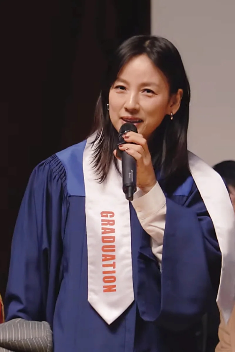 가수 이효리가 모교인 국민대학교 학위수여식에서 후배들을 향해 진심 어린 축사