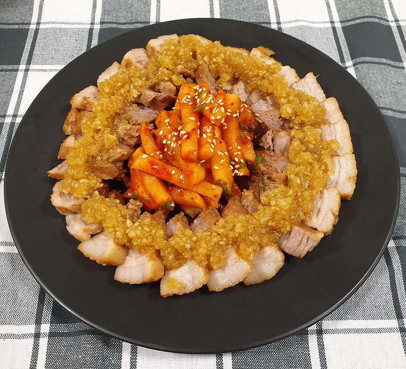 마늘 소스 얹어 맛있게 먹자! 마늘 보쌈 만들기