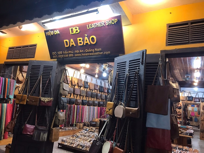 다양한 상품과 큰 규모의 호이안 가죽 상점 DA BAO