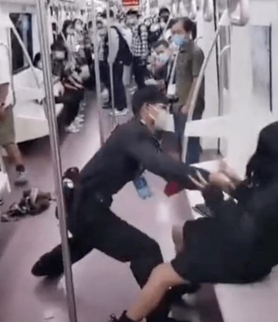 중국 지하철 내에서 여성 과잉제압 논란