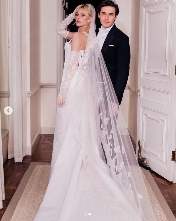 브룩클린 베컴 과 니콜라펠츠 350만달러(약 43억) 초호화 결혼식에서 입은 니콜라 펠츠의 발렌티노 웨딩드레스 역대 발렌티노 웨딩 드레스 입은 스타들