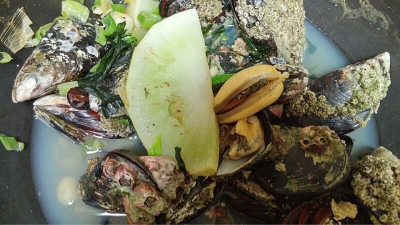 바다가 기른 자연산의 힘, 홍합탕(Mussel Soup)