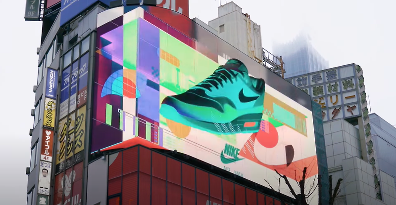 일본 신주쿠에 나타난 거대한 나이키 에어맥스 3D 옥외광고