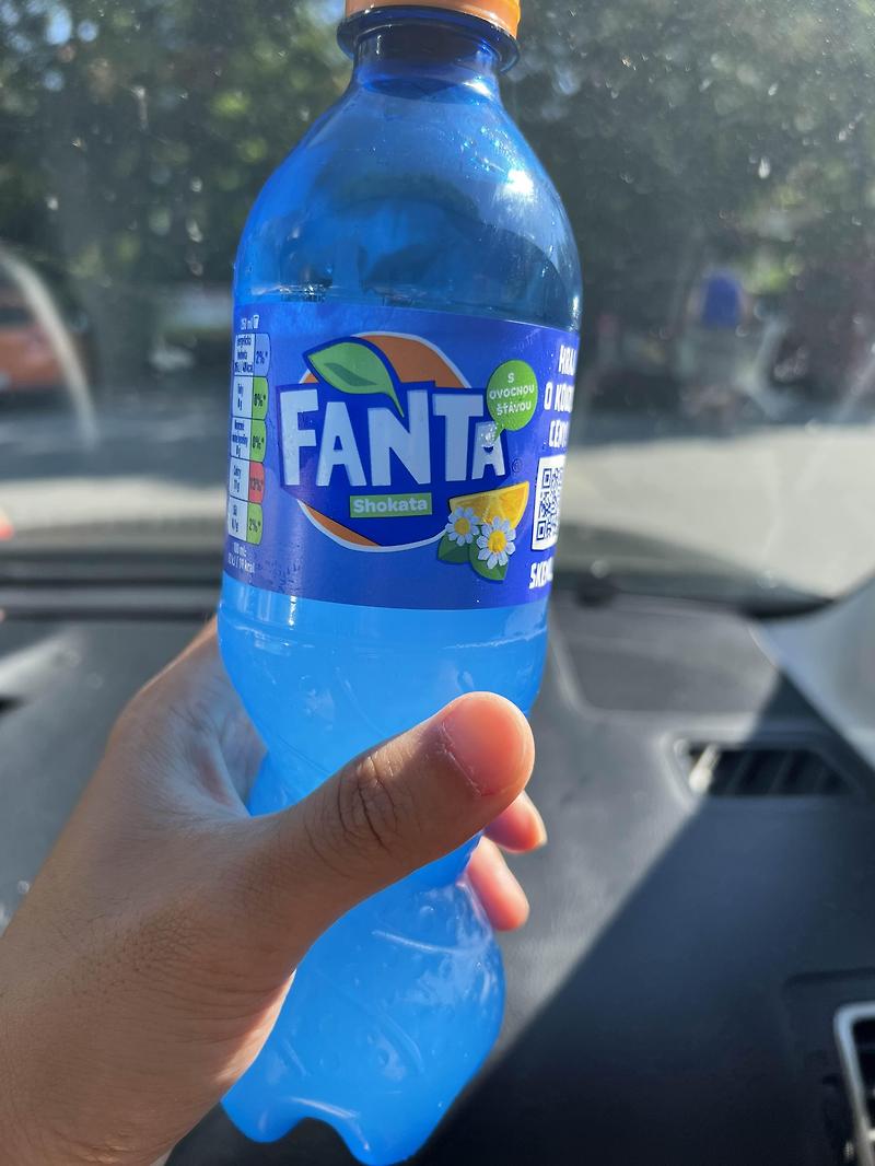 체코 공화국(Czech Republic)에서 블루 판타(Fanta Shokata - blue) 마시기