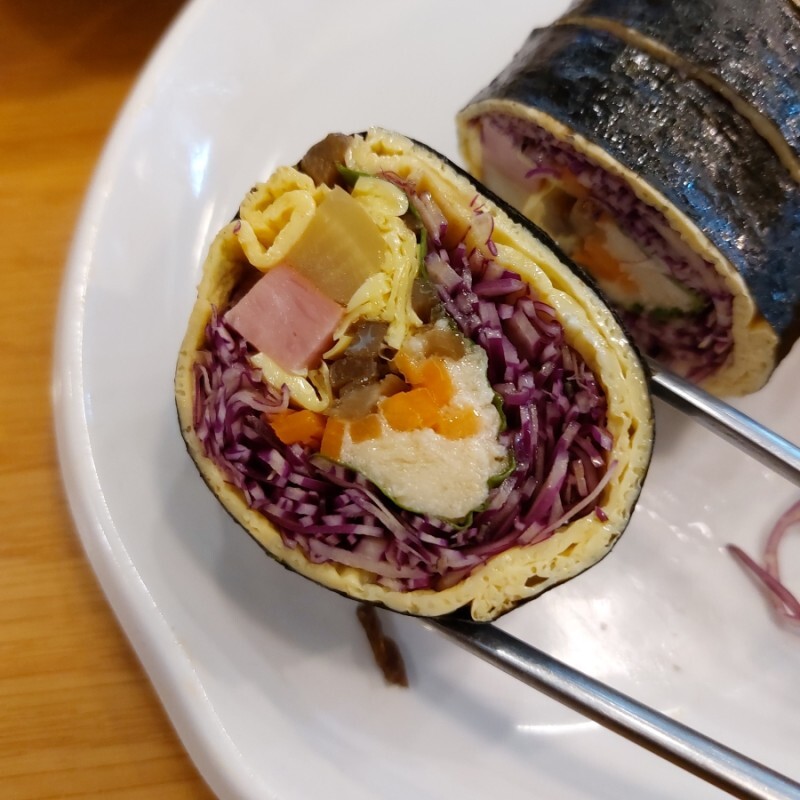 Easy and Flavorful Keto Gimbap: Red Cabbage and Egg Roll Recipe