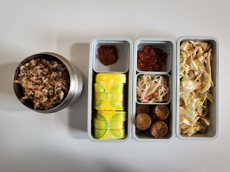 2022.11.06 남편 점심 도시락 메뉴 | 전복밥, 애호박달걀말이, 낙지젓갈, 숙주나물, 새송이버섯구이, 양배추샐러드