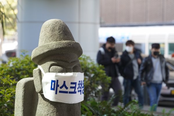 '결국' 사적모임 4인·9시 영업제한 고강도 거리두기 '부활'