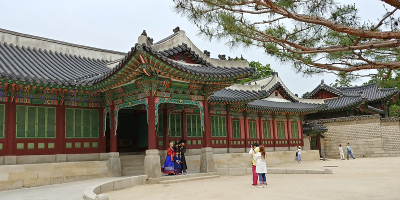 King’s bed chamber and office of Changdeokgung palace in Seoul, Korea