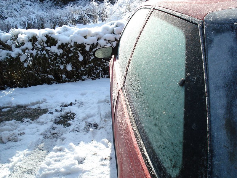 겨울철 차량 앞 유리 얼었을때에는 어떻게?