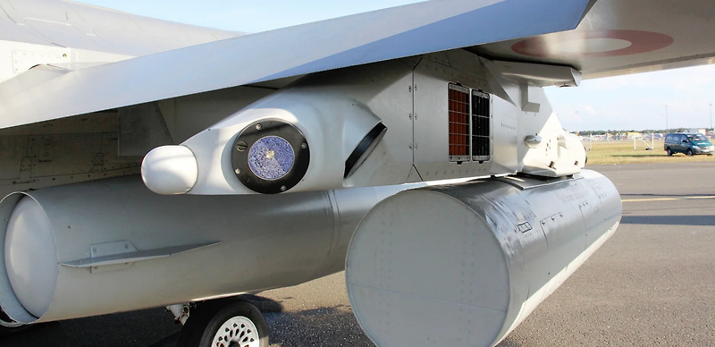 F-16의 미사일 경고 센서와 대응책 시스템이 통합된 파일런
