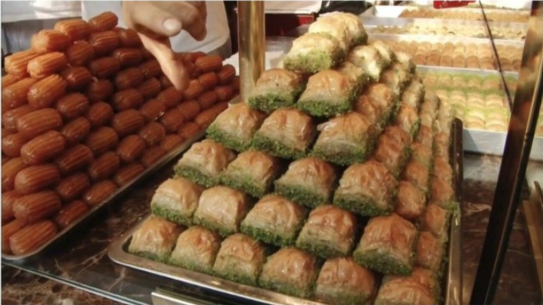 터키의 200년 전통의 유명 디저트가게 - 바끌라바 명가 카라쿄이 귤류올루