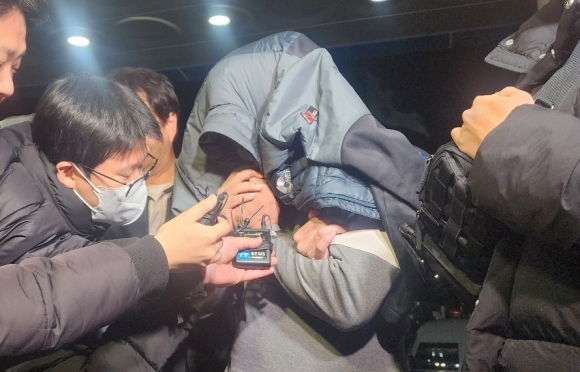 3월 8일 충남 아산시 선장면 새마을금고 강도 사건 용의자가 아산경찰서로 이송되고 있다.