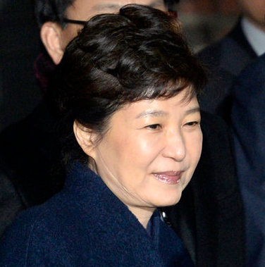 박근혜 전 대통령이 사전투표 시에 입은 코트 색깔이 논란이 되고 있습니다.