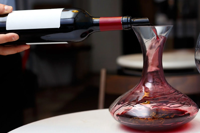 [와인이야기] 와인 디캔딩, 와인 디켄딩은 무엇일까?