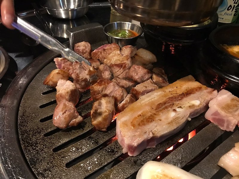 <서교동 연탄집> 홍대 연탄불에 구워먹는 두툼 한 돼지고기