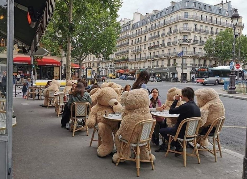 사회적 거리두기 실천 중인 프랑스 파리의 카페.jpg
