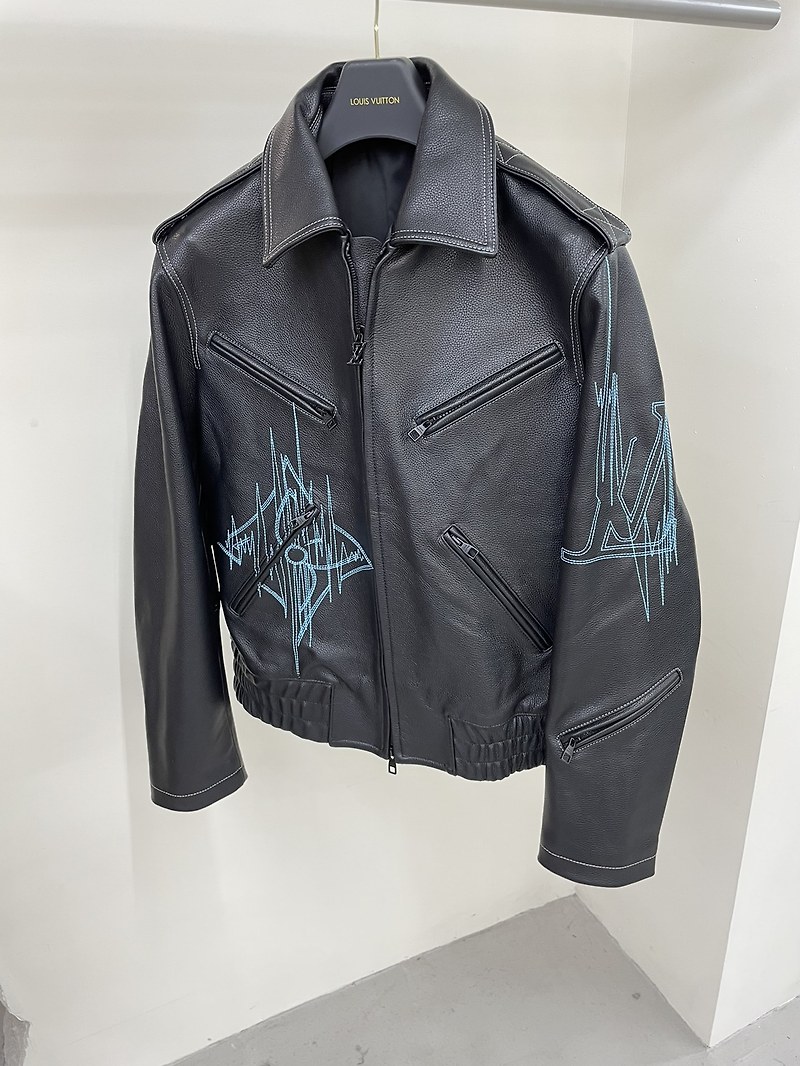 [리밋플]루이비통 LV 프리퀀시 시크 가죽 블루종 재킷 자켓 1AAVC8, 이번 시즌 핫 아이템으로 떠오르고 있습니다.