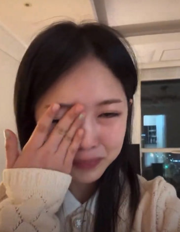가수 미노이가 한밤 중 눈물의 라방(라이브 방송)으로 누리꾼들의 걱정